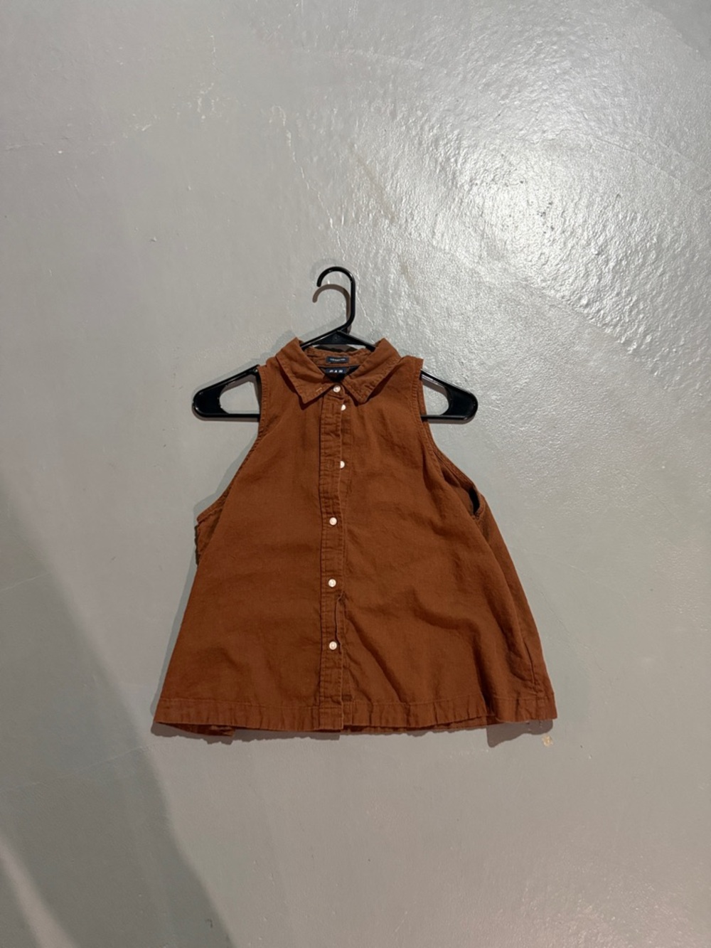 GAP Sleeveless Button-Front Top in Rust